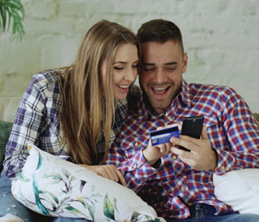 Cashback Loans storefront with family pointing and smiling, representing quick payday loan solutions in California.