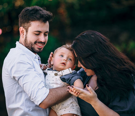 Cashback Loans storefront with family pointing and smiling, representing quick payday loan solutions in California.
